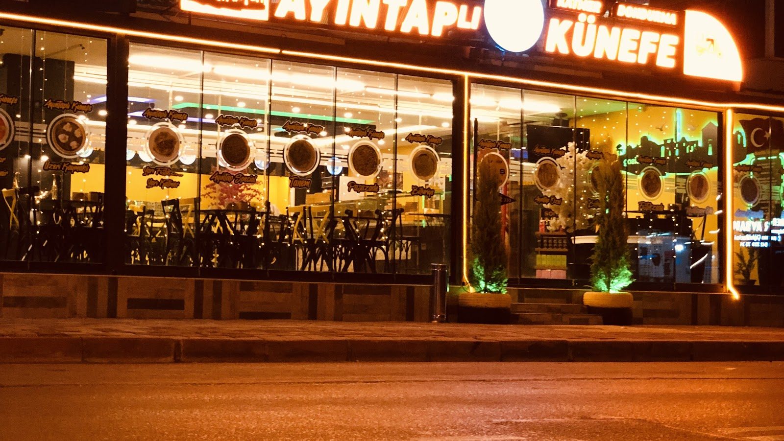 Ayıntaplı Künefe Antalya Kepez şubesi, gece görünümü