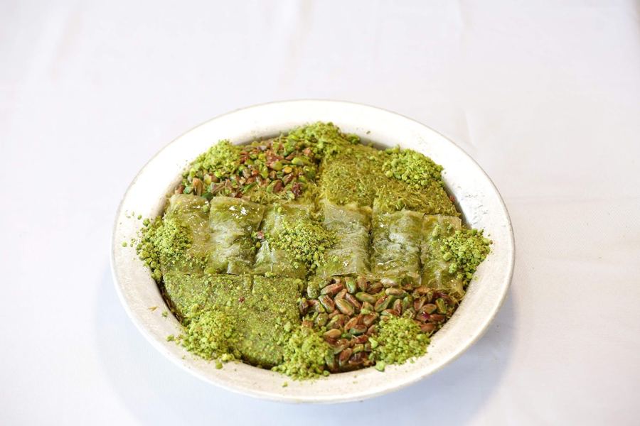 Fıstıklı baklava ve sarma
