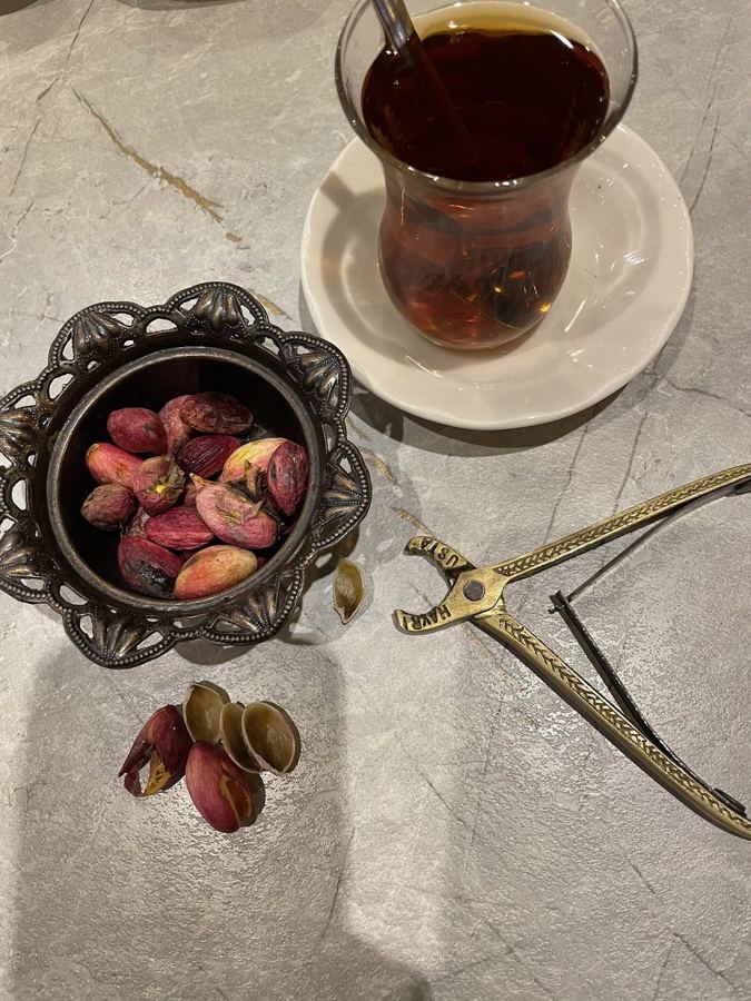 Çay ve Antep fıstığı ikramı