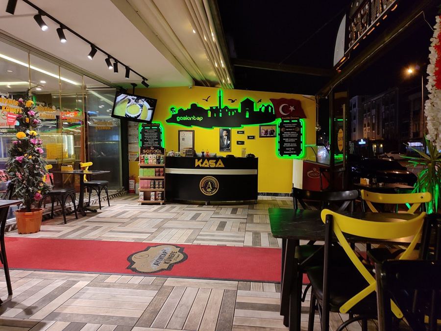 Neon ışıklı iç mekân
