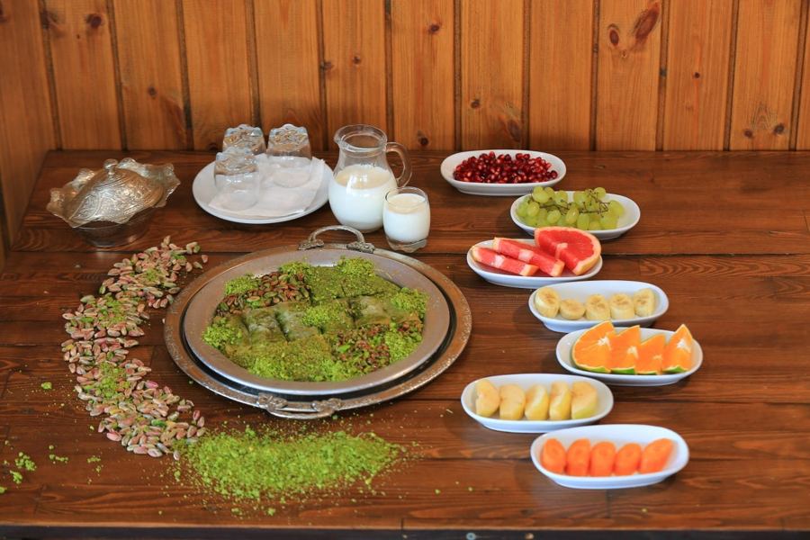 Künefe ve meyve ikramları